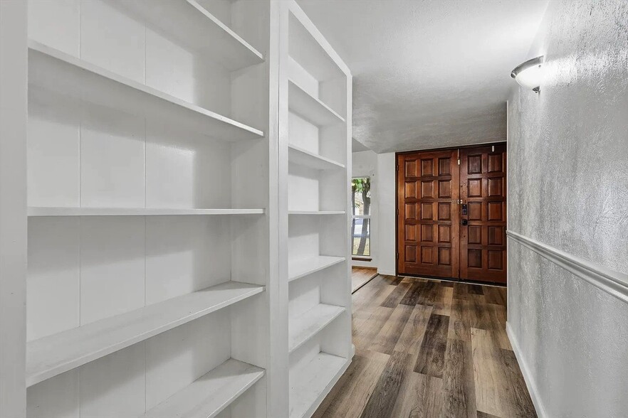 Building Photo - 2705 Treeview Dr