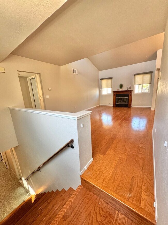 Building Photo - Charming 2 bed 1.5 bath condo, with attached 2 car garage!
