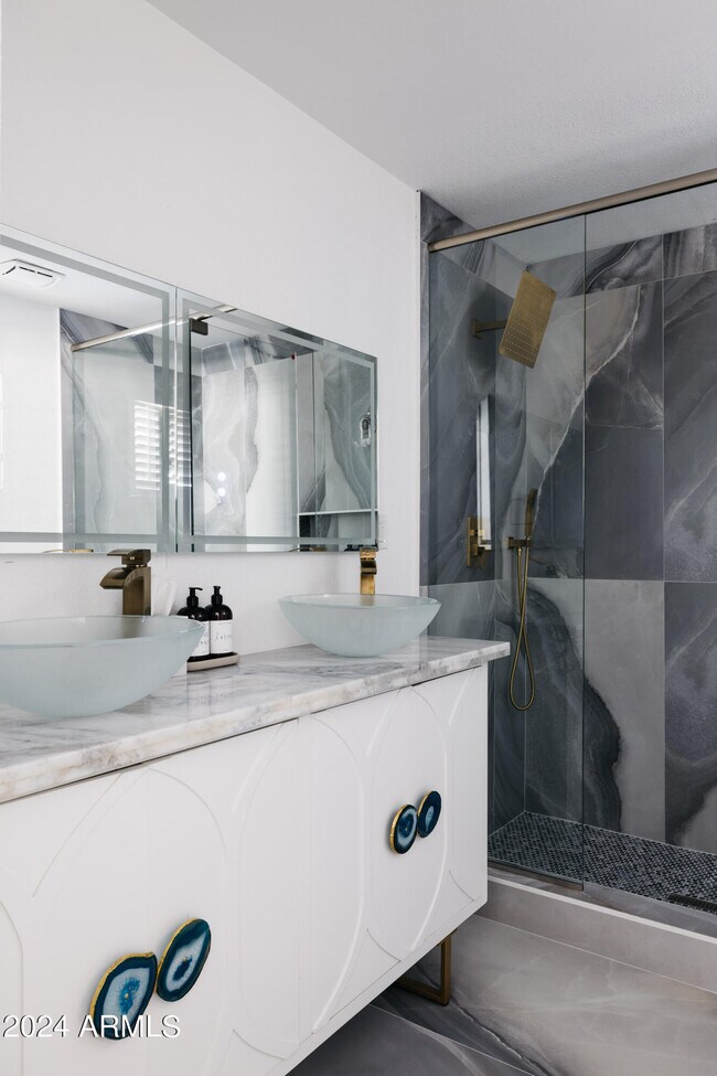 Building Photo - 6629 E Dreyfus Ave