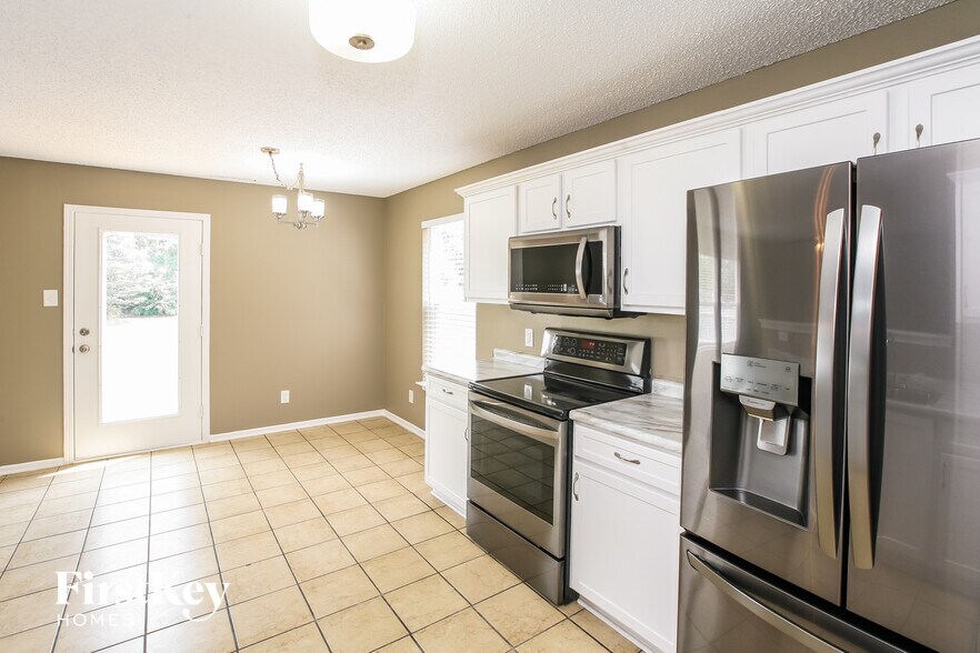 Building Photo - 15498 Border Dr