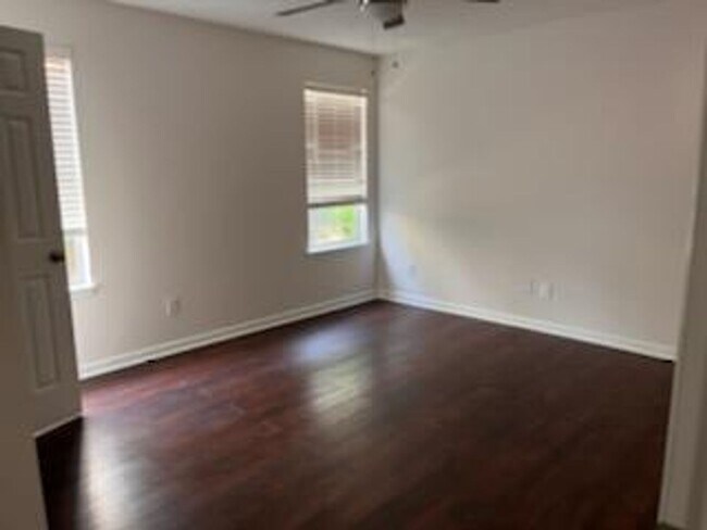Building Photo - Remodeled downstairs condo in Madison city!