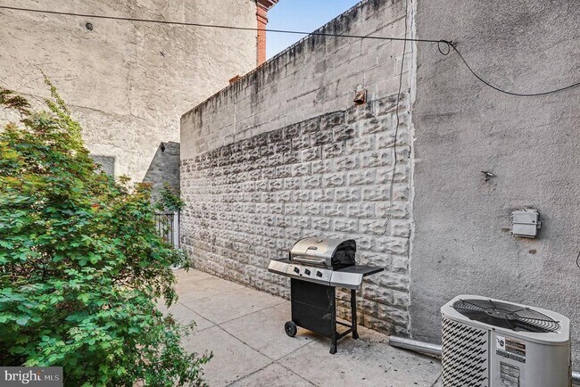 Building Photo - 229 S Fremont Ave