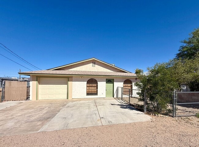 Building Photo - Cute 3 Bedroom 2 Bathroom House in Hualapa...