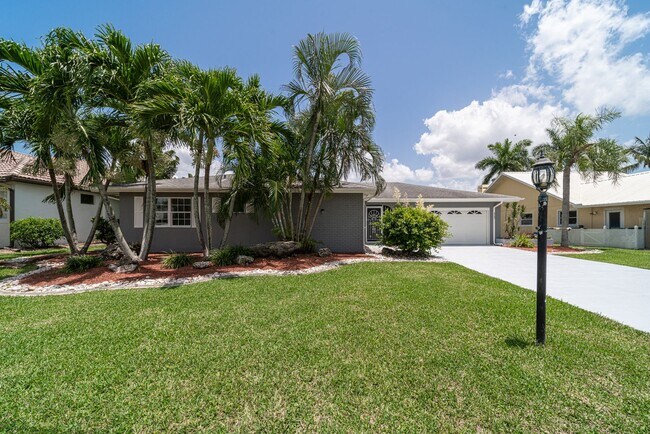 Building Photo - Welcome to your dream rental in Cape Coral! This fully remodeled, MONTH TO MONTH available home.