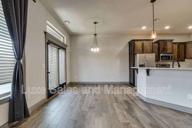 Building Photo - 6133 Oxnard St