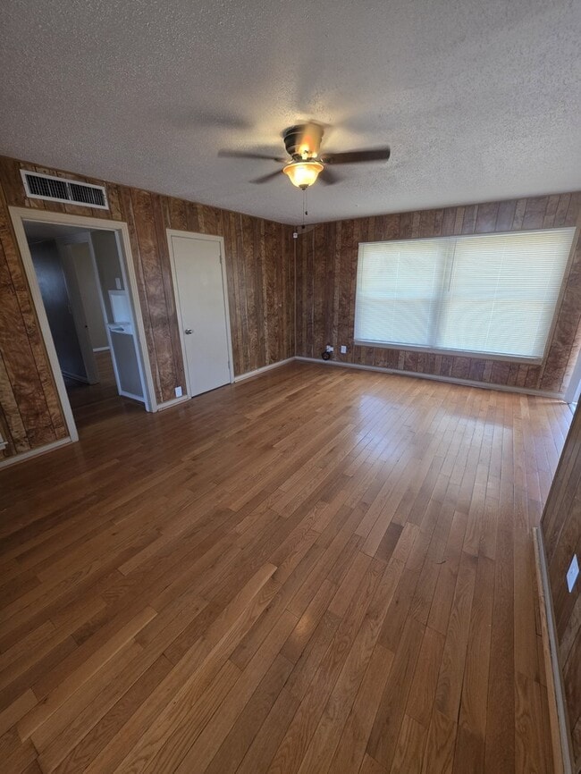 Building Photo - 3 bed 1.5 bath home, large backyard!