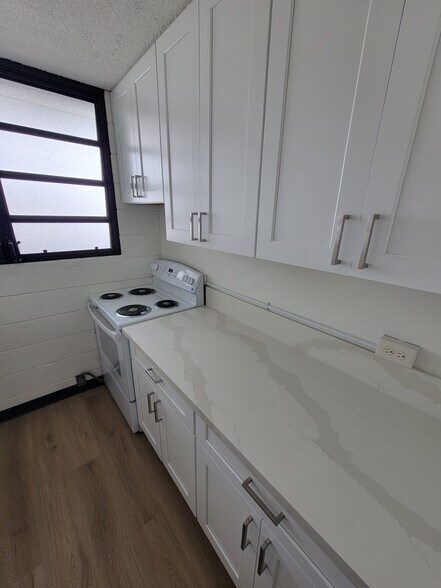 Building Photo - 3175 Waialae Ave