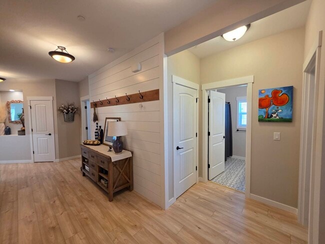 Building Photo - 2561 Casa Bella Ave