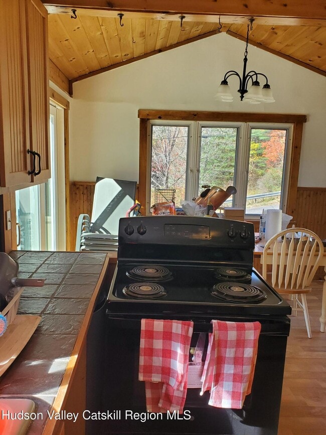 Building Photo - 2 Lakeview Terrace