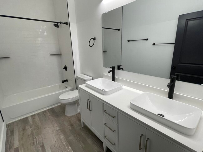 Building Photo - 1321 Cedar Ave S