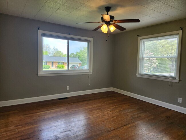 Building Photo - 3 bedroom 2 bath home in the desirable Belvoir Area in Chattanooga