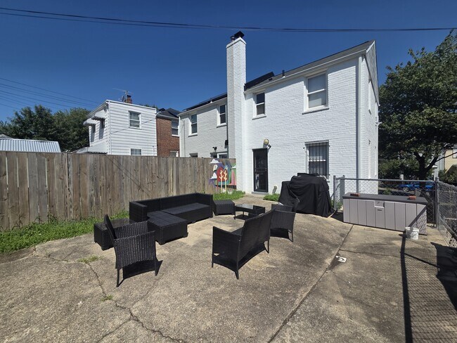 Building Photo - 609 Farragut Pl NE