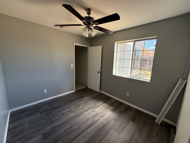 Building Photo - 4 bedroom 2 bath!