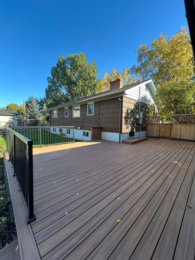 Building Photo - Charming 3 Bedroom Home with Large Heated ...