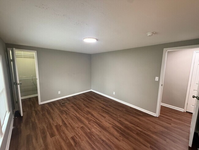 Building Photo - **Renovated**2 bed 2 bath home