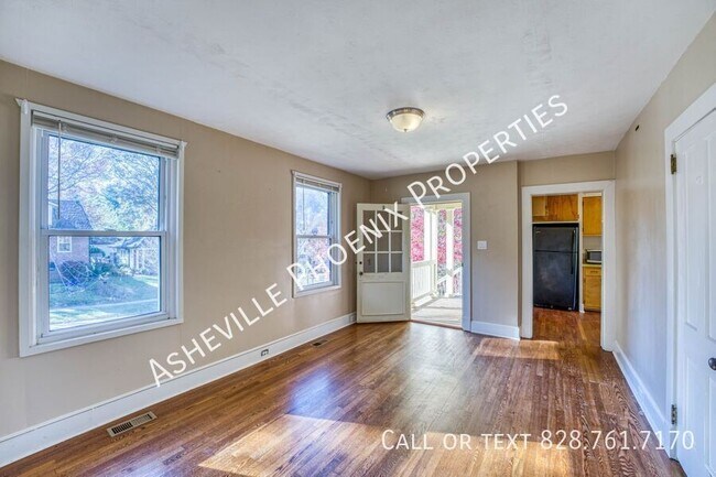 Building Photo - 8 Enka Oak St