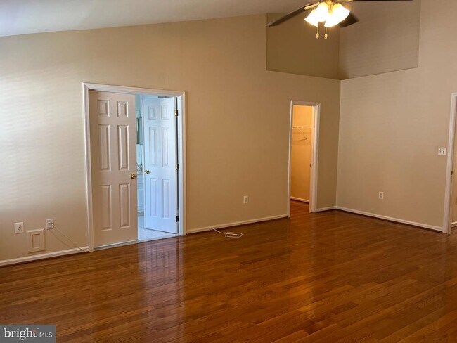 Building Photo - 8818 Royal Doulton Ln