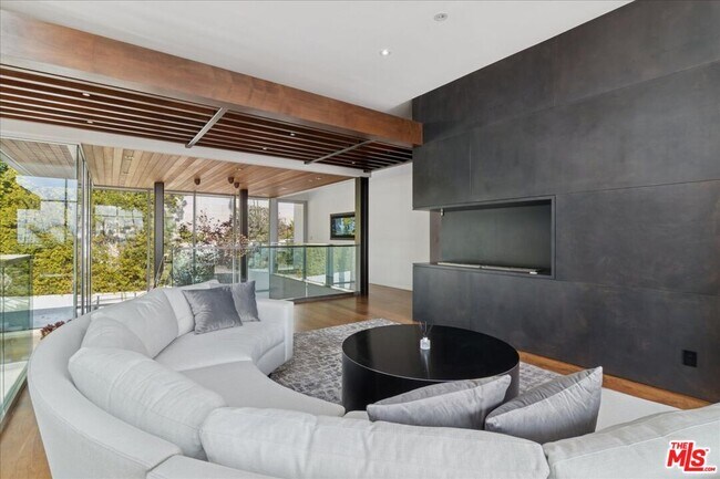 Building Photo - 1232 Sunset Plaza Dr