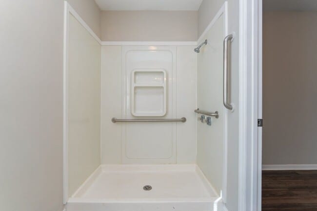 Building Photo - Move-In Ready Comfort – 4 Bed, 2 Bath!