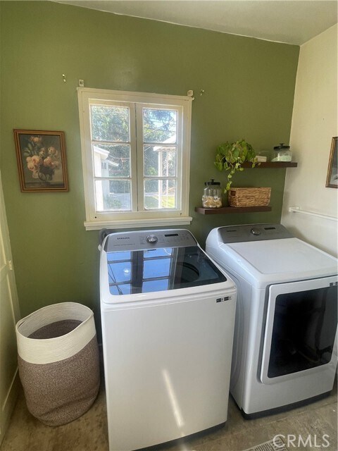 Building Photo - 4586 Sunnyside Dr