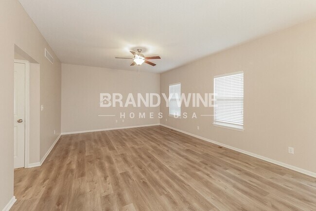 Building Photo - Apply Now! 4BED 3BATH
