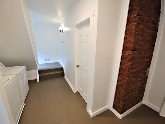 Building Photo - GORGEOUS, large 3 bedroom stand alone hous...