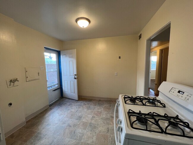 Building Photo - 2 Bedroom/ 1 Bathroom Upper Unit in Delmar...