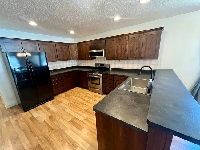 Building Photo - Lovely Home Located In Provo