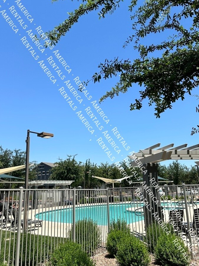 Building Photo - 2401 E Rio Salado Pky