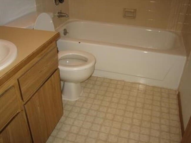 Building Photo - Bright & Private 1BR Townhome in Juanita – Garage, Patio & Prime Kirkland Location