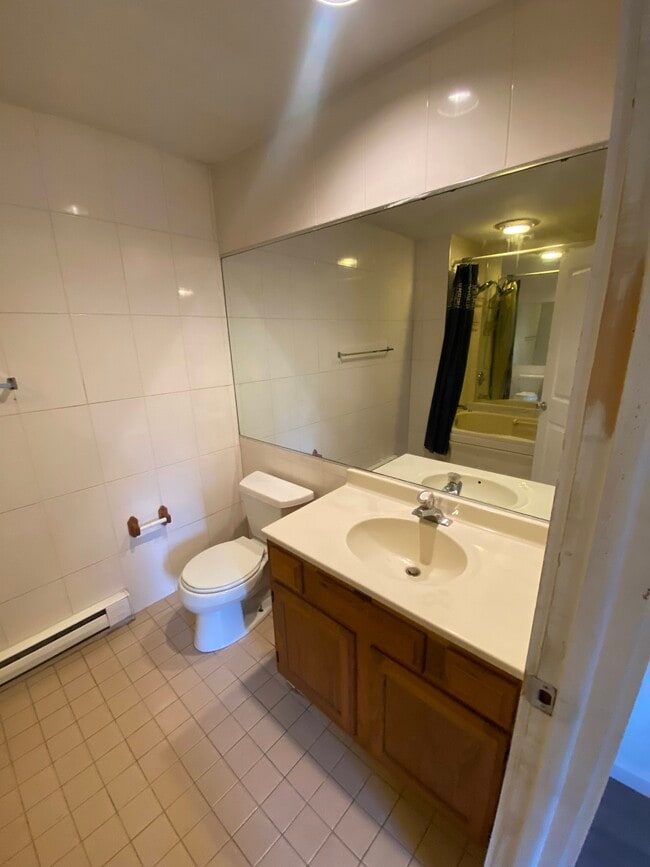 Building Photo - Chestnut Grove Village 11