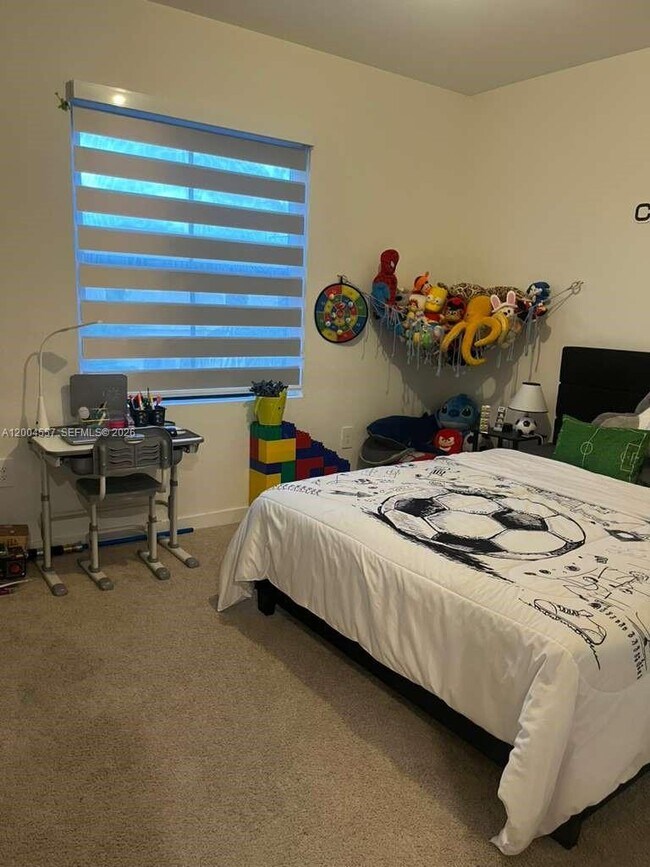 Building Photo - 1431 NE 3rd Ave