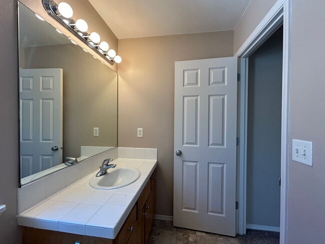Building Photo - Gorgeous 4 Bed, 2.5 Bath House!
