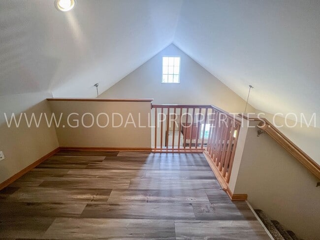 Building Photo - 3 Bedroom Townhome in Urbandale