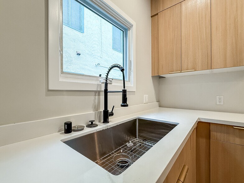 Building Photo - 150 N Arnaz Dr