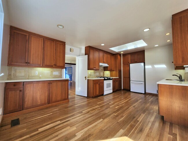 Building Photo - Charming Single Family Home in Downtown Palo Alto Available Now!