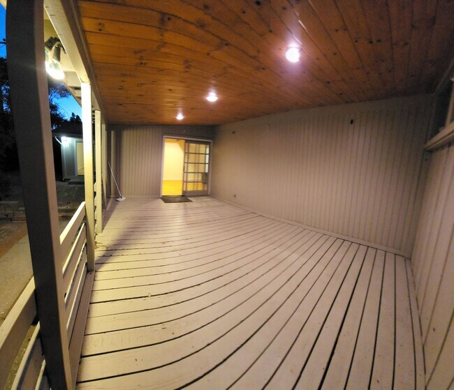 Building Photo - 5 bed 3.5 bath home close to campus!