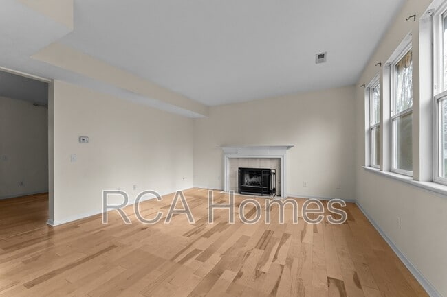 Building Photo - 45 Wisteria Way