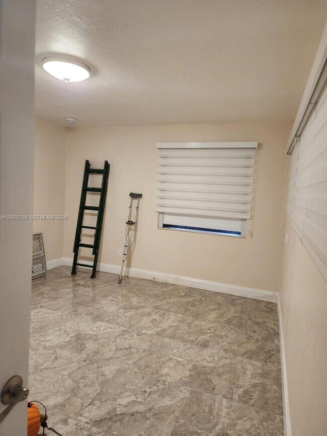 Building Photo - 11130 N Lakeview Dr