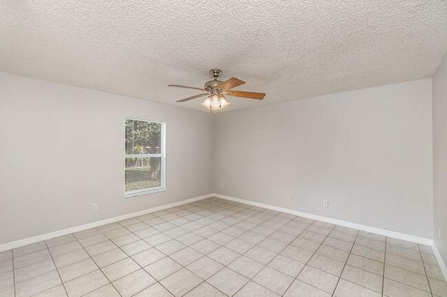 Building Photo - 1742 Laramie Cir