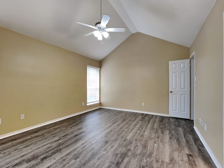 Building Photo - 2800 St Martin Dr