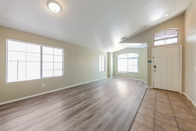 Building Photo - 11402 W Davis Ln