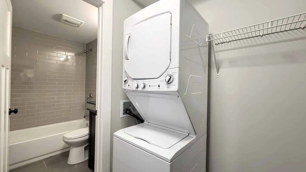 Building Photo - 542 W Surf St