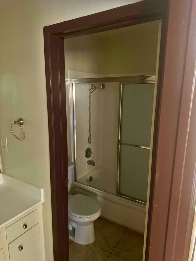 Building Photo - Cute Move-In Ready Studio Apartment