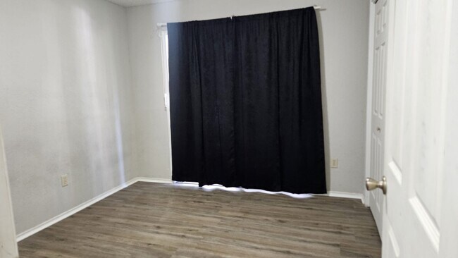 Building Photo - 1202 Thorpe Ln