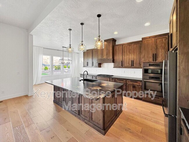Building Photo - 5298 W Parkridge Dr