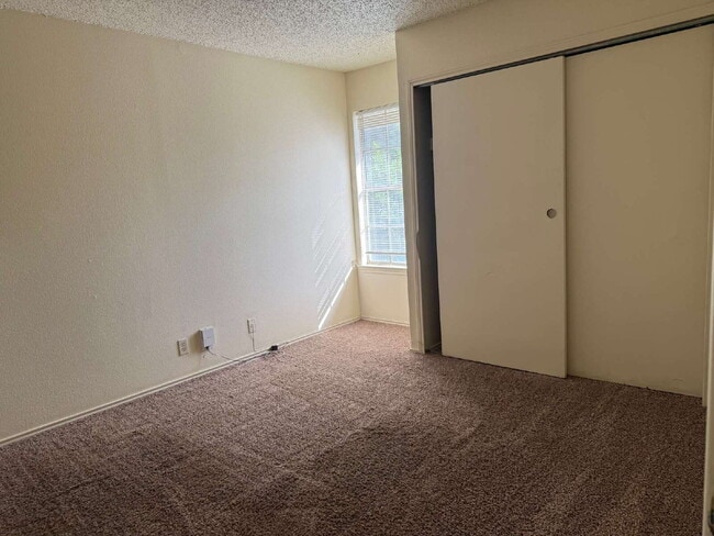 Building Photo - Affordable Three Bed/Two Bath in Leon Vall...