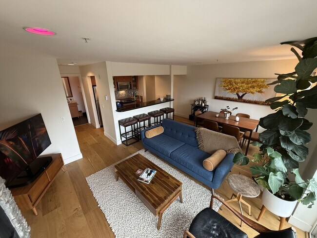 Building Photo - Charming and Rare 2BR/2BA/2Garage Parking ...