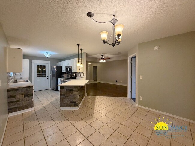 Building Photo - Charming 3 Bedroom Home in Mary Esther near Hurlburt Field!