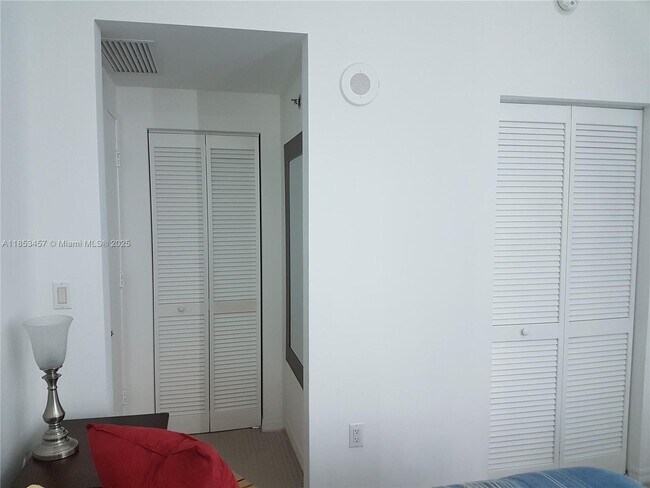 Building Photo - 950 Brickell Bay Dr